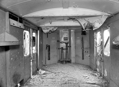 152760 Interieur van de bagageafdeling van een door oorlogshandelingen vernield electrisch treinstel mat. 1936 (of Pec ...
